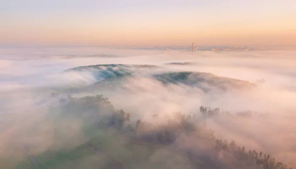 Летний рассвет и утренний туман. Минск на заднем плане — стоковое фото