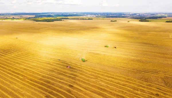 Harvester machine werkzaam in het veld. Maaidorser agricultur combineren Stockfoto