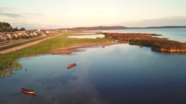 Güneşli bir yaz akşamı gölde tekneler, gün batımı ışığı. Sığ sularda park teknelerin görünümü. Braslav kasabası, Beyaz Rusya, Avrupa