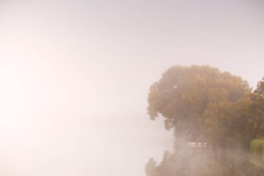 Sakin göl, minimalizm üzerinde çubuklar ile Balıkçı