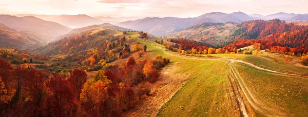 Panorama de otoño de montaña. Camino de tierra en la cima de las colinas . — Foto de Stock