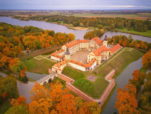 Kleurrijke esdoorn park in Niasvizh oude stad. Rechtenvrije Stockafbeeldingen