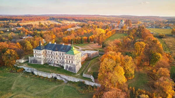 Palác Podgortsy Vzduchu Západ Slunce Nad Podzimním Parkem Kopcích Letecký — Stock fotografie