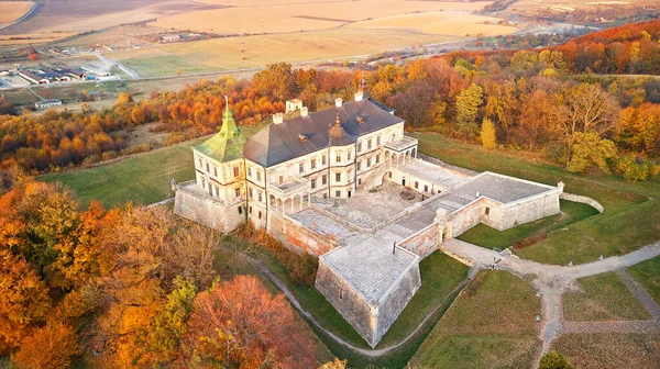 Podgortsy Palace Vanuit Lucht Zonsondergang Boven Herfstpark Heuvels Luchtfoto Van Rechtenvrije Stockafbeeldingen