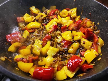 Baharatlı sebze güveci domates, mercimek, soğan, dolmalık biber ve yakın plan havuç. Üst Manzara. Lezzetli vejetaryen organik ev yemeği.. 