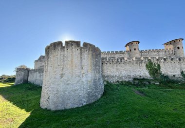 Carcassone, Fransa 'da kale duvarlarının arkasında güneş ışığı