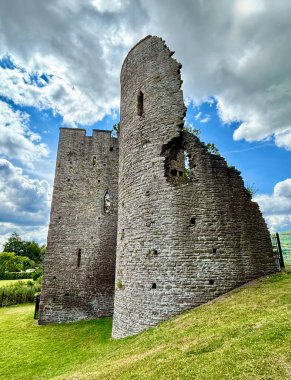Parçalı bulutlu bir günde Crickhowell Şatosu manzarası