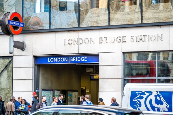 London November Bejárat London Bridge Metróállomástól Piros Kör Alakú Logó — Stock Fotó