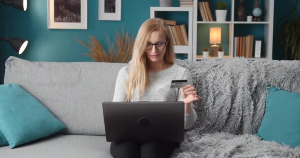Wanita yang menggunakan laptop dan kartu kredit untuk pembelian online — Stok Video