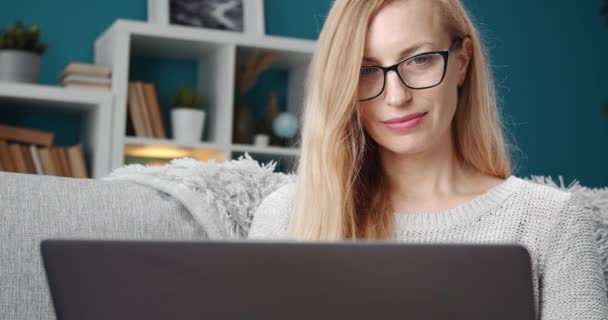 Mujer madura usando portátil inalámbrico en casa — Vídeo de stock