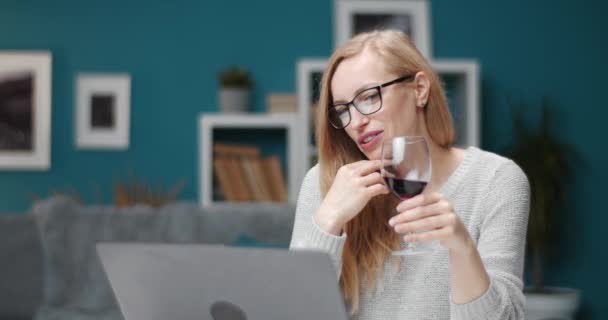 Relaxado senhora beber vinho durante vídeo chat no laptop — Vídeo de Stock