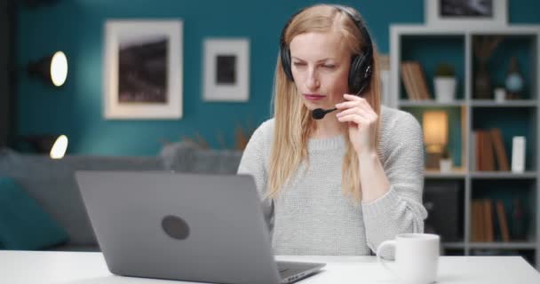 为客户提供支持的耳机中的女性操作员 — 图库视频影像