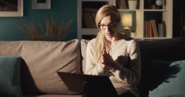 Loira feliz ter vídeo chat no laptop em casa — Vídeo de Stock