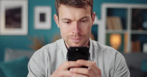 Primer plano de mensajes de texto del hombre barbudo en el teléfono inteligente — Vídeo de stock