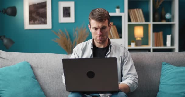 Entrepreneur using laptop for remote work at home — Stock videók