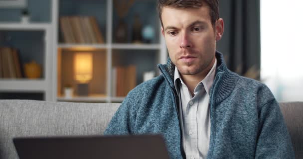 Homem feliz apreciando o processo de trabalho com laptop em casa — Vídeo de Stock