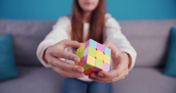 Close up de adolescente do sexo feminino brincando com Rubiks Cube — Vídeo de Stock