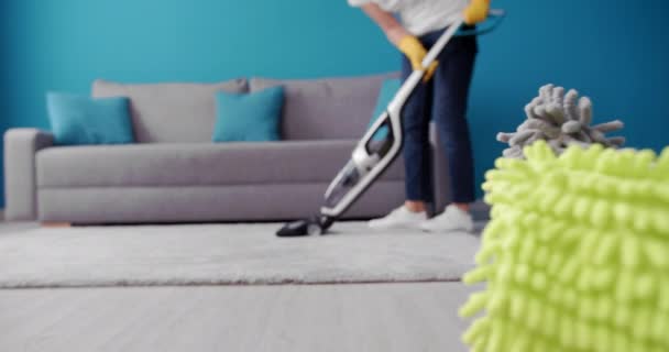 Primer plano de la mujer madura alfombra de limpieza con vacío — Vídeos de Stock