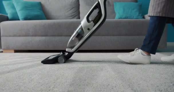 편안 한 주부가 현대식 진공청소기로 카펫을 청소하는 모습 — 비디오