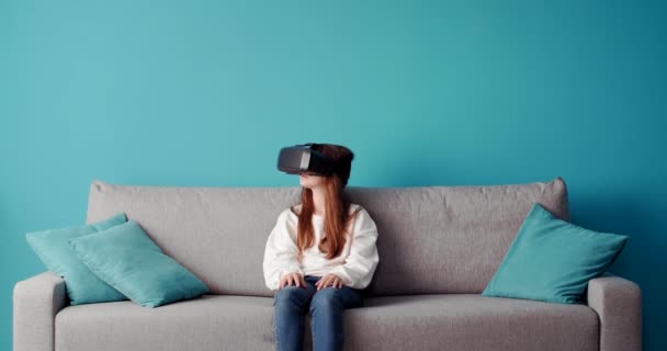 Teenager girl taking fun at home in virtual glasses — Stock Video