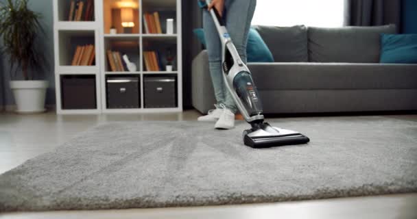 Tutup karpet pembersih ibu rumah tangga dengan vakum modern — Stok Video