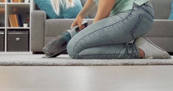 Menutup ibu rumah tangga menggunakan vakum untuk membersihkan karpet — Stok Video