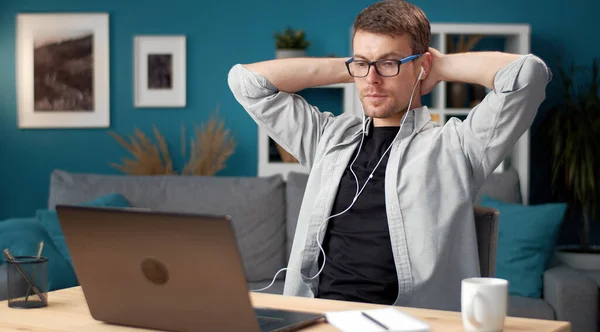 Розслаблений чоловік дивиться екран ноутбука — стокове фото