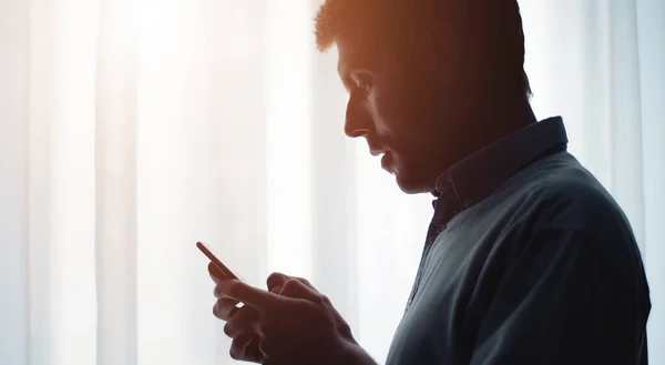 Hombre mirando retrato de teléfono inteligente —  Fotos de Stock