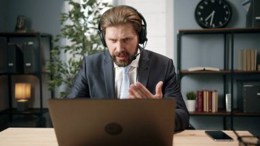 İş adamı internet üzerinden konuşuyor