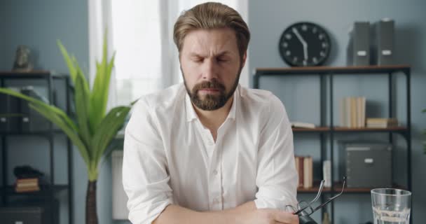 Volwassen man luisteren zakenpartner tijdens video oproep — Stockvideo