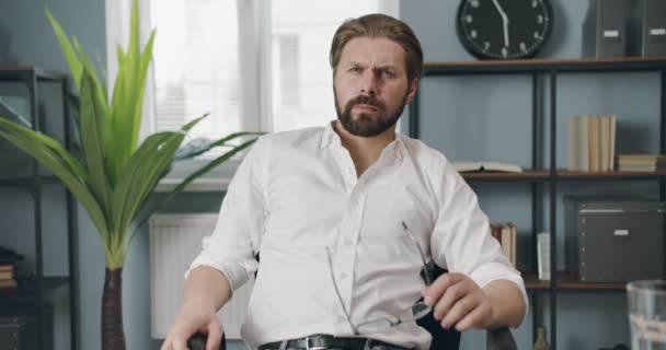 Vážný muž poslouchá obchodní kolegy během videohovoru — Stock video