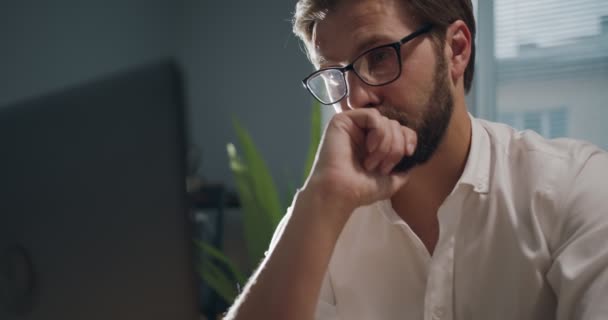 Close-up van zakenman zitten aan tafel en met behulp van laptop — Stockvideo