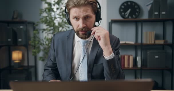 Man in headset met videogesprek met zakenpartners — Stockvideo