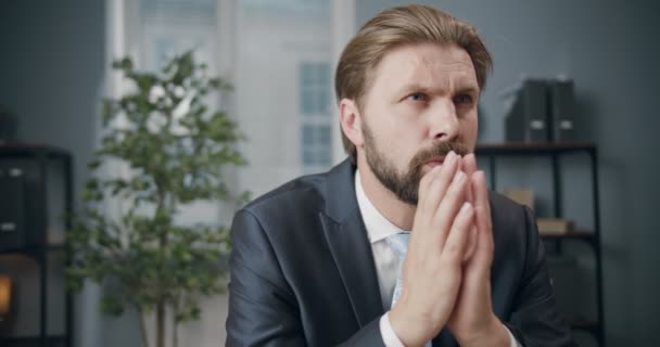 Porträt eines Mannes im Anzug, der über ein neues Geschäftsprojekt nachdenkt — Stockvideo
