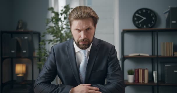 Bearded businessman looking at camera with angry face — Stock Video