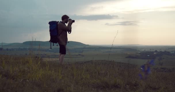 Fotógrafo de viajes fotografiando naturaleza en Green Hill — Vídeo de stock