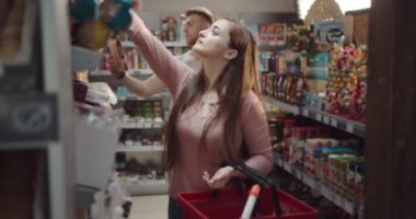 Bir grup genç bakkaldan taze mal seçiyor.