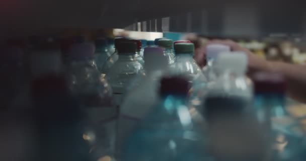 Крупный план человека, покупающего пресную питьевую воду в супермаркете — стоковое видео