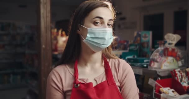 Dělnice v lékařské masce stojící v obchodě s potravinami — Stock video