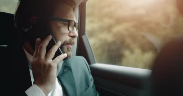 Homem barbudo ter conversa no celular no carro — Vídeo de Stock