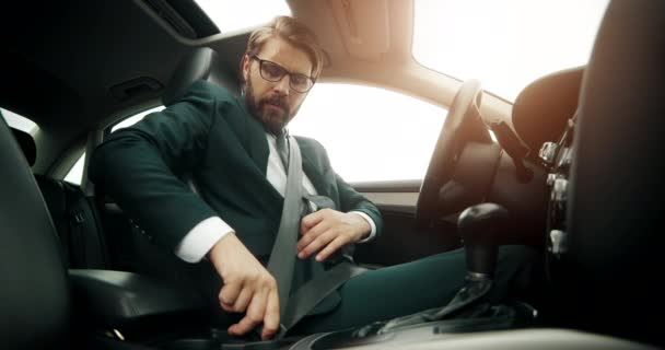 Empresario responsable de abrocharse el cinturón de seguridad antes de conducir — Vídeos de Stock