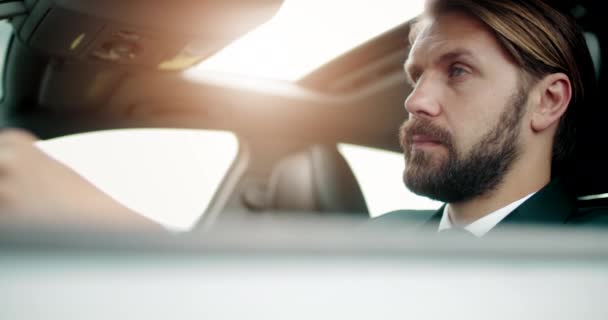 Портрет зрілого чоловіка в чорному костюмі відчуває втому під час водіння — стокове відео