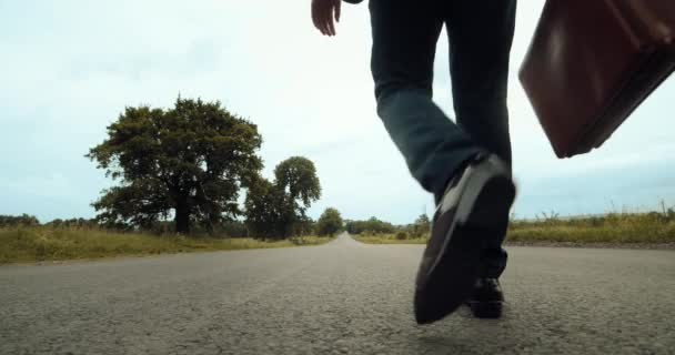 Empresário se movendo na direção certa na estrada de asfalto — Vídeo de Stock