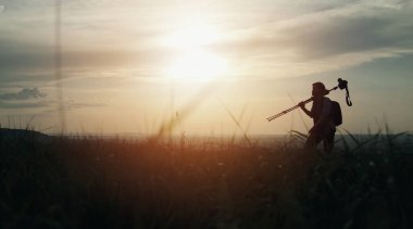 Silüet taşıyan bir adam.