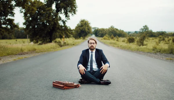 Empresario meditando en medio del camino — Foto de Stock