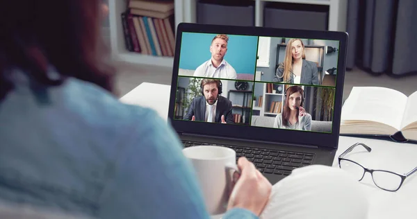 Online video çağrısı yapan kadın