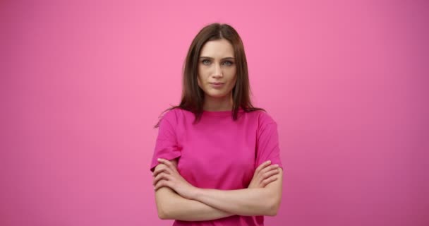 Retrato de niña posando en estudio con fondo rosa — Vídeos de Stock