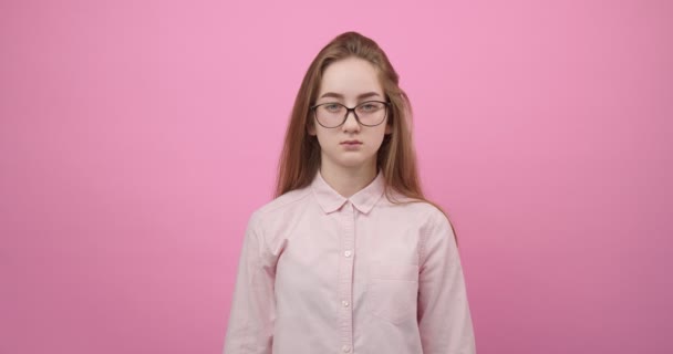 Estudio retrato de chica en gafas con emoción triste — Vídeos de Stock