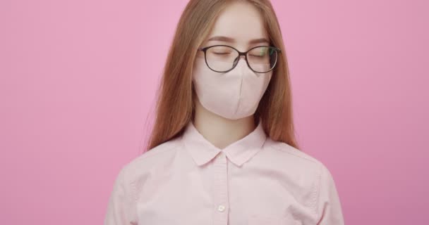 Mujer con máscara agitando la cabeza para expresar una reacción negativa — Vídeos de Stock