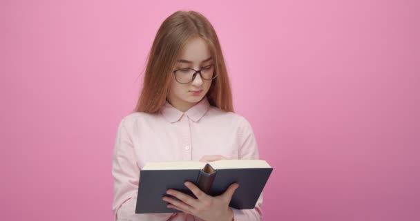 Bedachtzaam meisje lezen boek en onderstreping lijnen — Stockvideo